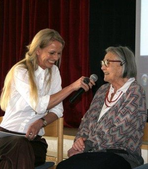 Am Podium: Gudrun Esser im Gespräch mit Emmi Delazer