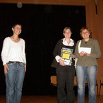 Sybille Tezzele mit zwei Schülerinnen der Landesfachschule für Sozialberufe 