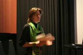 Christa Schrettenbrunner, stellvertretende Vorsitzende, stellt bei der Preisverleihung 2010 die Stiftung „Ilse Waldthaler“ vor