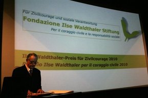 Karl Berger, Vorsitzender des Verwaltungsrats der Stiftung begrüßte die Anwesenden zur Preisverleihung 2010 des Ilse Waldthaler Preises